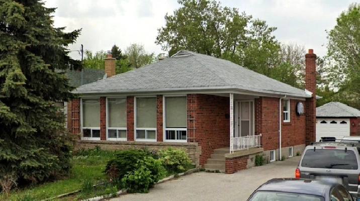 $250k Spread on Flip or Easy 2 Unit Conversion! in City of Toronto,ON - Houses for Sale