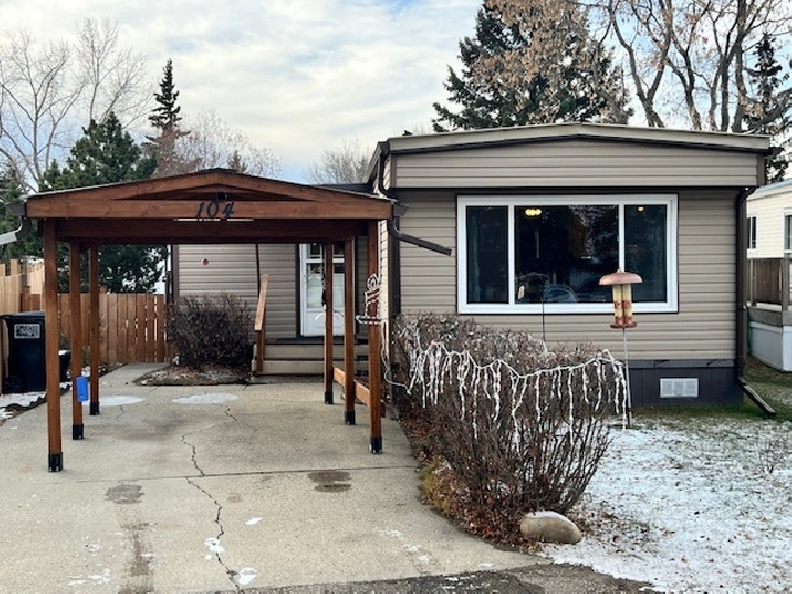 Maple Ridge Mobile Home with Extensive Renovations in Edmonton,AB - Houses for Sale