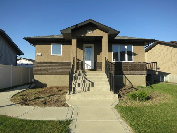 Lower duplex suite, two bed, one bath with one car garage in Regina,SK - Apartments & Condos for Rent