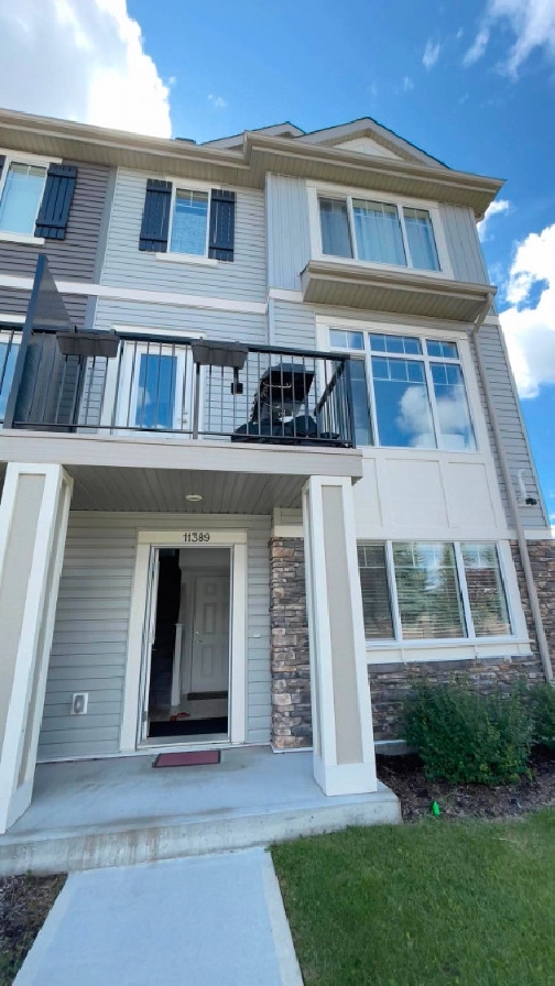 3 Beds 2.5 Baths - Townhouse for Rent near century park. in Edmonton,AB - Apartments & Condos for Rent