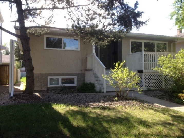 Large Renovated Main Floor Available in Forest Heights! in Edmonton,AB - Apartments & Condos for Rent