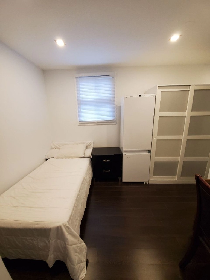Room available close to Steels/Dufferin - in a family house in City of Toronto,ON - Room Rentals & Roommates