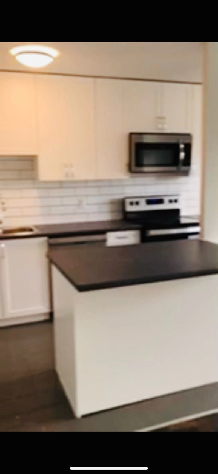 1 Bedroom availabe in 3 bed apartment in City of Toronto,ON - Room Rentals & Roommates