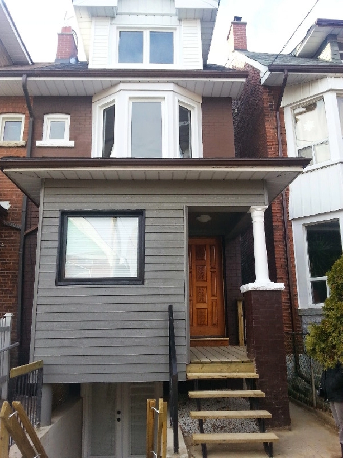 3 Bedrooms 2 Baths & Free Utilities in City of Toronto,ON - Apartments & Condos for Rent