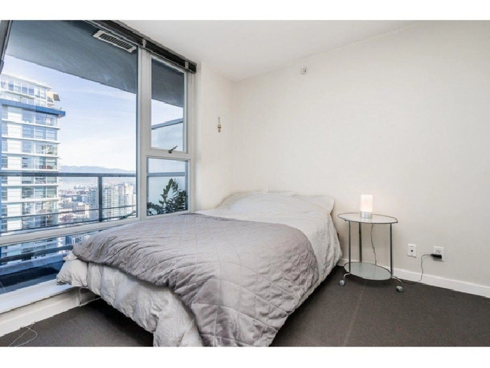 City Life: Spacious Master Bedroom with Amenities - Downtown in Vancouver,BC - Room Rentals & Roommates