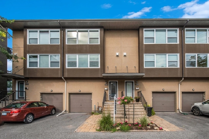 Centrally located executive 3-bedroom 2.5-baths townhome in Ottawa,ON - Apartments & Condos for Rent