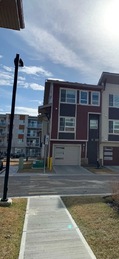 (Town House) 3 beds 2.5 baths / Harvest Hills in Calgary,AB - Apartments & Condos for Rent