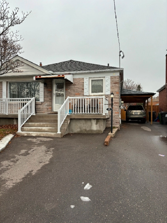 House for Rent (Main Floor): 3 bedroom, 3 washroom in City of Toronto,ON - Apartments & Condos for Rent