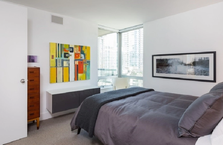 Private fully furnished room w/ balcony in Downtown move in asap in Vancouver,BC - Room Rentals & Roommates