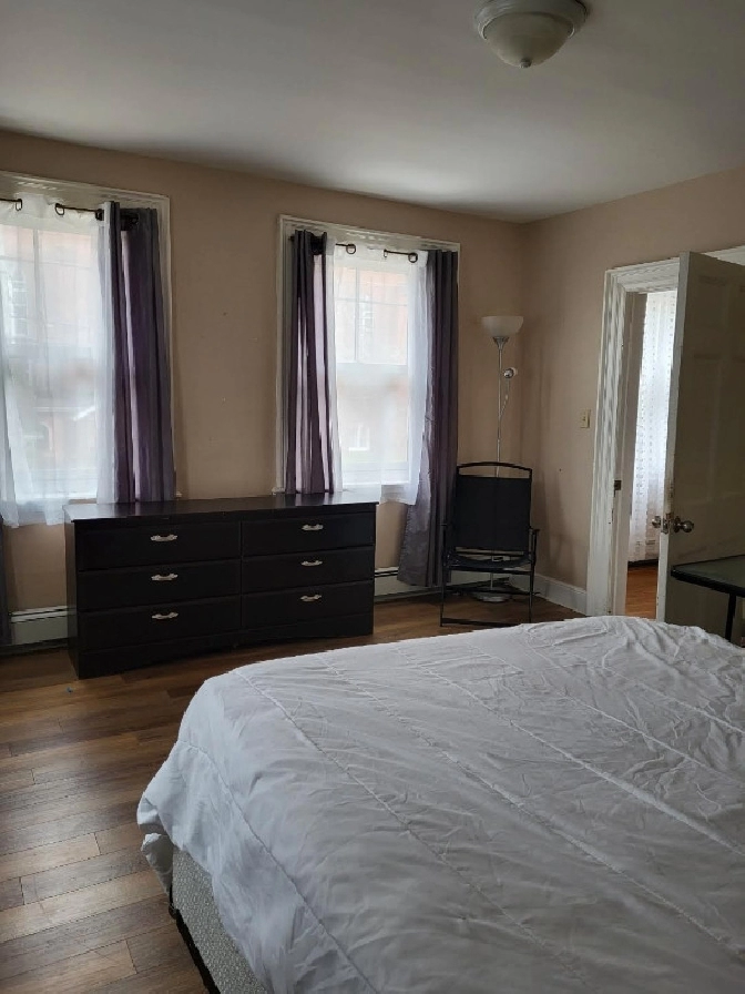 Exlg clean room for rent for female in Charlottetown,PE - Room Rentals & Roommates