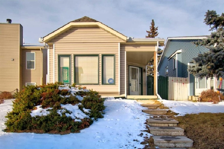 Estate Sale House in Castleridge NE Calgary for $499,900 in Calgary,AB - Houses for Sale