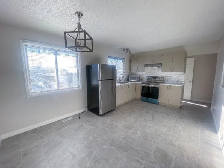 3 Bedroom, 1 bathroom renovated main floor Bungalow unfurnished in Calgary,AB - Apartments & Condos for Rent
