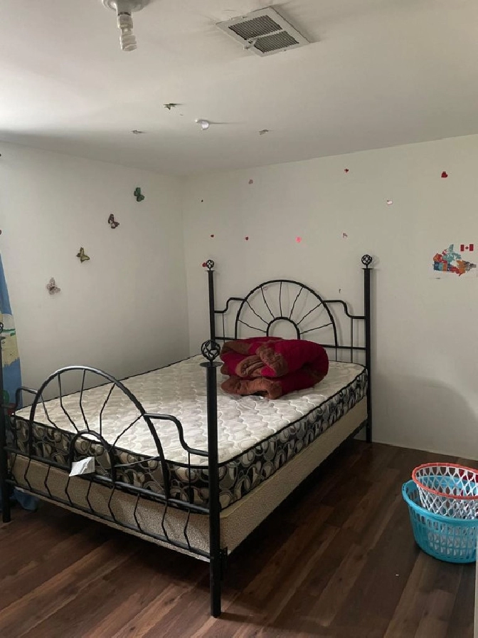 Room for rent (GIRLS ONLY_ in City of Toronto,ON - Room Rentals & Roommates