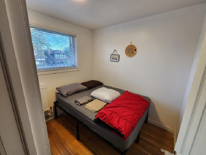 Private Room - Quiet,Clean,Available Now - Dufferin&St Clair in City of Toronto,ON - Room Rentals & Roommates