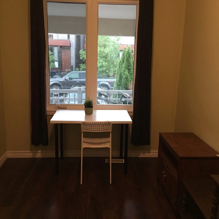 HeartofDowntown College&Bathurst 1 bedroom available for Jan 1st in City of Toronto,ON - Room Rentals & Roommates