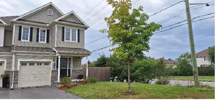 Beautiful corner lot townhouse for Rent in Stonebridge in Ottawa,ON - Apartments & Condos for Rent
