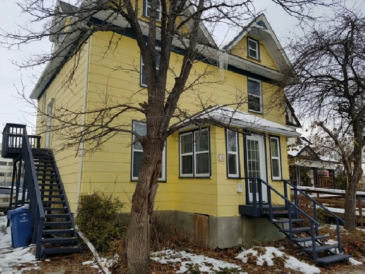 Welcome Students - 5 Rooms in Duplex 1 Km from U. of Manitoba in Winnipeg,MB - Room Rentals & Roommates