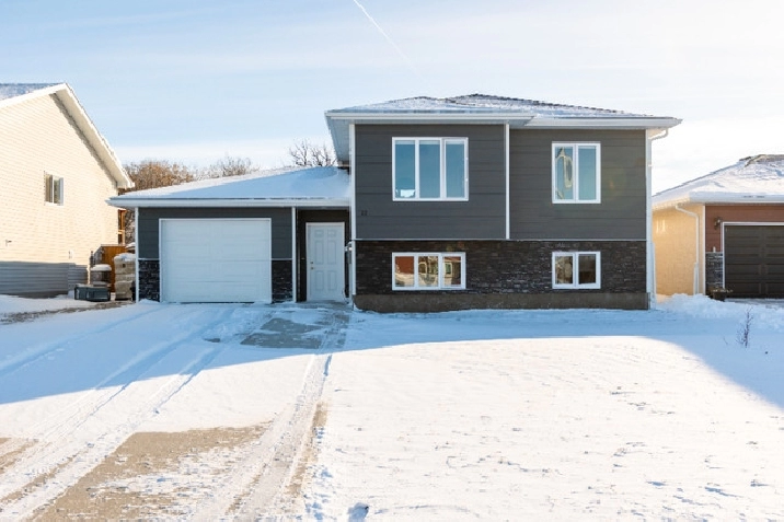 22 Crescentwood Drive, Steinbach,. Mb. in Winnipeg,MB - Houses for Sale