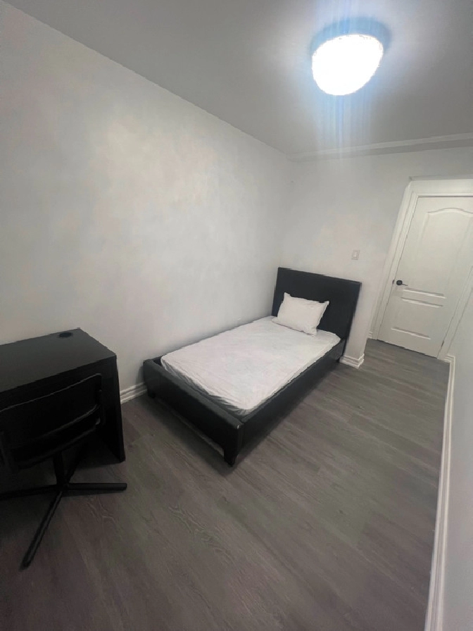 Furnished Room For Rent Near UTSC And Centennial College in City of Toronto,ON - Room Rentals & Roommates