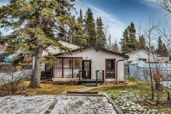 Cozy Cottage at Pigeon Lake in Edmonton,AB - Houses for Sale
