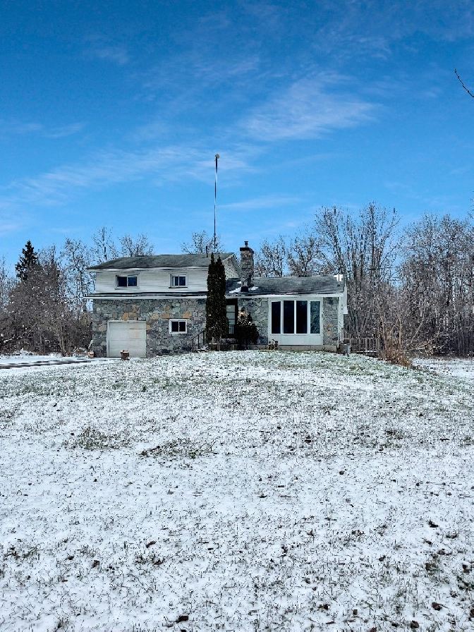 Fully renovated 4 bed/2 Bath home on 25 acres! in Ottawa,ON - Short Term Rentals