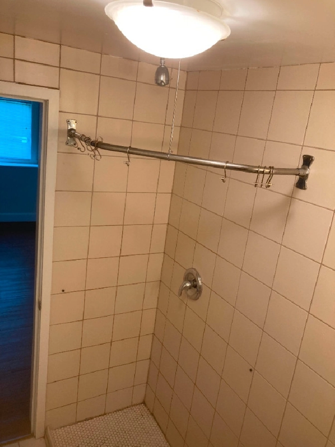 Available Immediately Bachelor Apartment 181 Evans Avenue in City