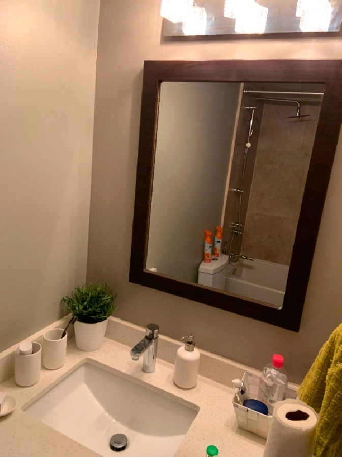 ROOM FOR RENT SQ ONE in Mississauga / Peel Region,ON Room Rentals