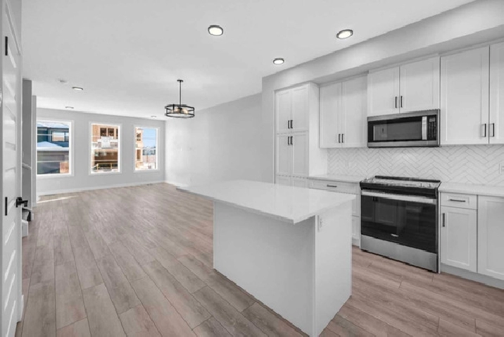 Bright and Modern 3 Bed 2.5 Bath SW Home w/ Luxury Finishes in Calgary,AB - Houses for Sale