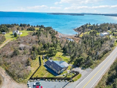 Oceanfront Elegance: Coastal retreat with fantastic views!
