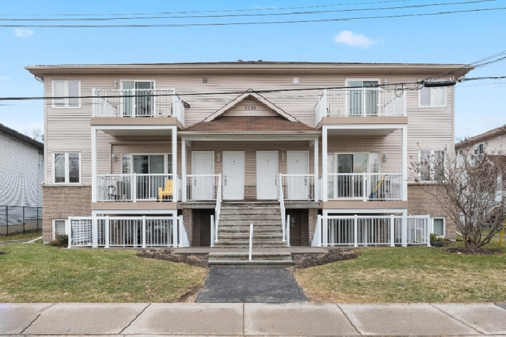 Move-in ready stylish 2 bedroom condo with 1 parking in Orleans! in Ottawa,ON - Condos for Sale