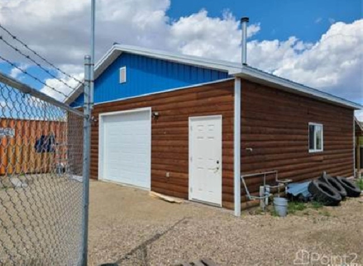 Beautiful 5000 sqft home in a quaint small town in Saskatchewan in