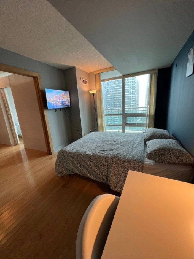 Looking for a Roommate: Deluxe Bedroom in Downtown Location in City of Toronto,ON - Room Rentals & Roommates