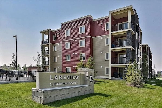 LUXURY TOP FLOOR UNIT 3 BEDROOMS LAKEVIEW CONDO IN SADDLERIDGE in Calgary,AB - Apartments & Condos for Rent