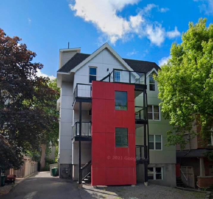 5 FIVE BEDROOM STUDENT APARTMENT A HALF BLOCK FROM CARLETON UNIV in