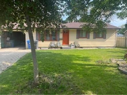 5 bedrooms 2 bathrooms bungalow for rent in Fort Richmond. in Winnipeg,MB - Apartments & Condos for Rent