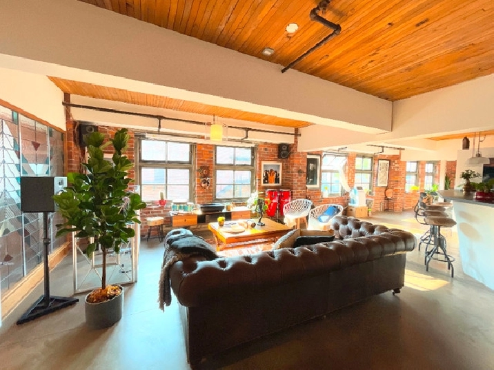 Fully furnished unique 2500 sq.ft loft in Gastown with rooftop in Vancouver,BC - Short Term Rentals