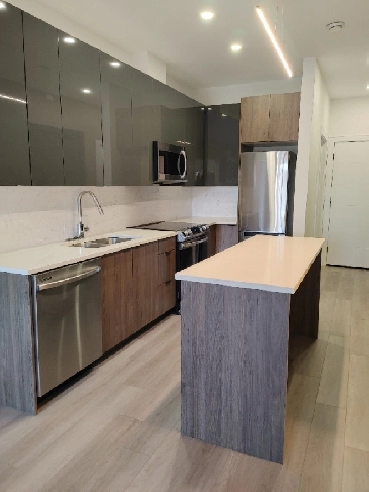 Boss Plaza Fairview Modern One Bedroom Heat / HW / Parking Incl Image# 1