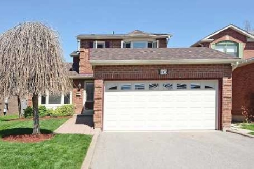 LOVELY DETACHED HOUSE (UPPER FLOORS ONLY)BSEMENT RENTED SEPARATE in City of Toronto,ON - Apartments & Condos for Rent