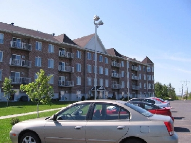 4 ½ TOURELLES DE CHAMBLY /RDC/ CÔTÉ BOISÉ/ 1ER MARS 2024 /GARAGE Image# 1