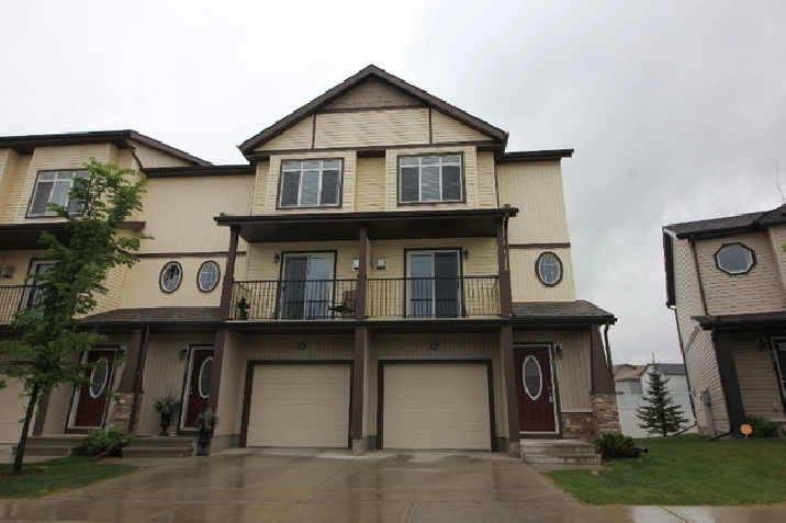 3 Bdrms, 2.5 bath, single garage Townhome in Copperfield in Calgary,AB - Apartments & Condos for Rent