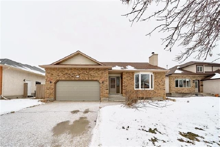 Spacious 4 bedrooms, 3 full baths Bungalow! in Winnipeg,MB - Houses for Sale