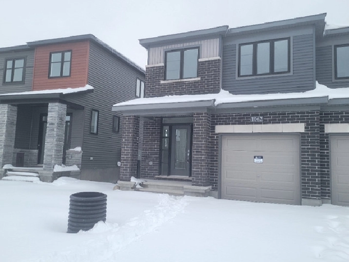 4 Bedroom/4 Bathroom Townhome in Barrhaven in Ottawa,ON - Apartments & Condos for Rent