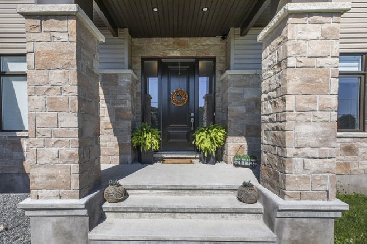 GORGEOUS NEWER CUSTOM HOME in North Gower in Ottawa,ON - Apartments & Condos for Rent