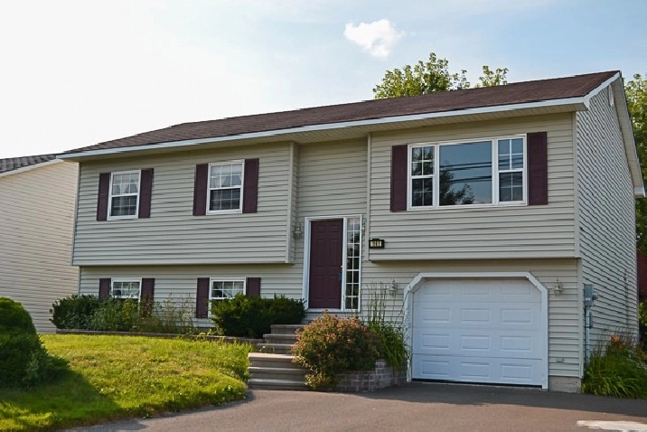 Beautiful split-entry home located in Fredericton's popular Linc in Fredericton,NB - Apartments & Condos for Rent