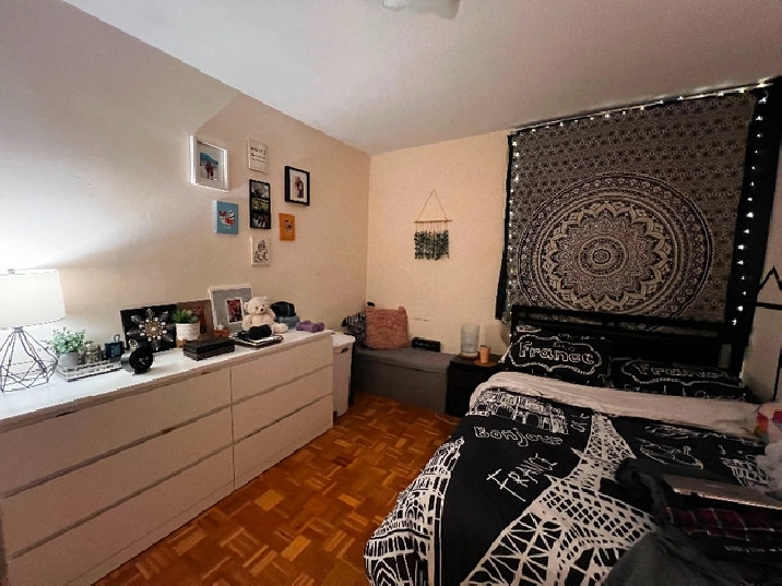 Private 1 Bedroom and living room available for Females! in City of Toronto,ON - Room Rentals & Roommates