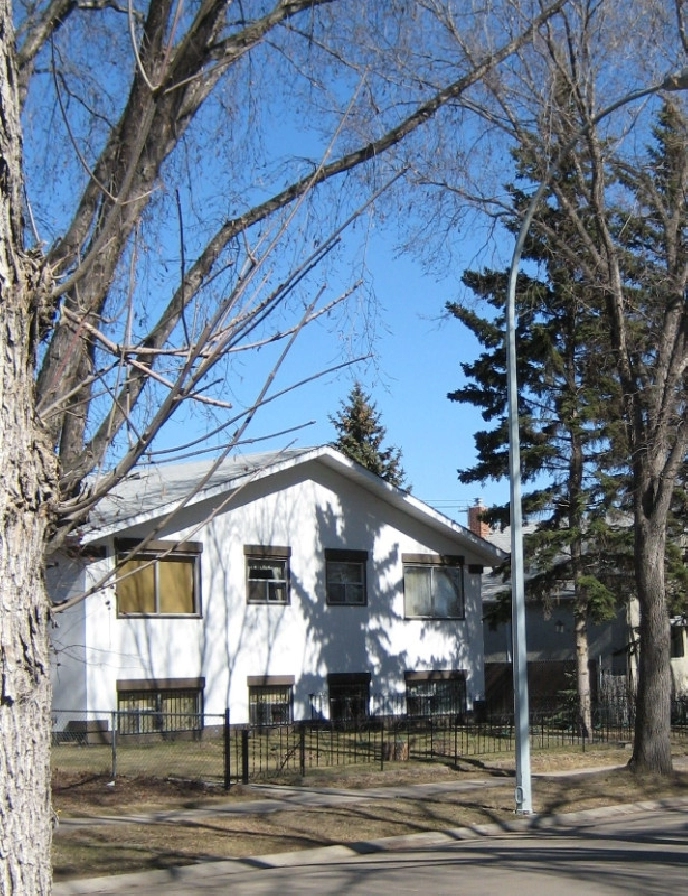 Large townhouse near Millcreek Ravine in Edmonton,AB - Apartments & Condos for Rent