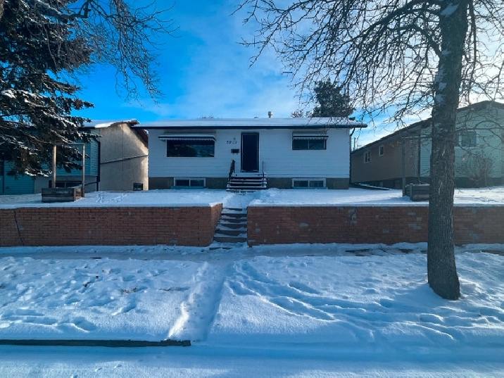 Beautifully Renovated Family Home in Edmonton,AB - Houses for Sale