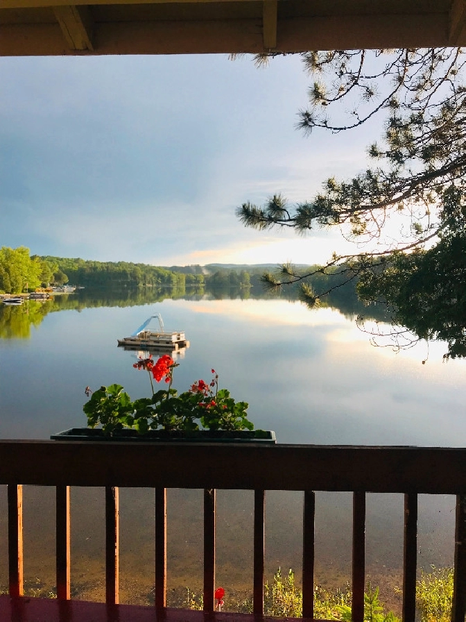 Chalet à louer bord de l’eau ! Disponibilités Été 2024 in City of Montréal,QC - Short Term Rentals