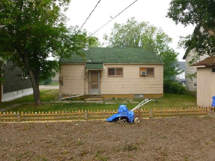 SMALL 3 BEDROOM HOUSE383 PARKWAY BLVDFLIN FLON in Flin Flon,MB