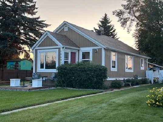 House in South Edmonton Close to Downtown in Edmonton,AB - Short Term Rentals